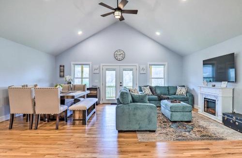 Waynesville House | Waynesville Smart Cabin w/Hot Tub & Views!