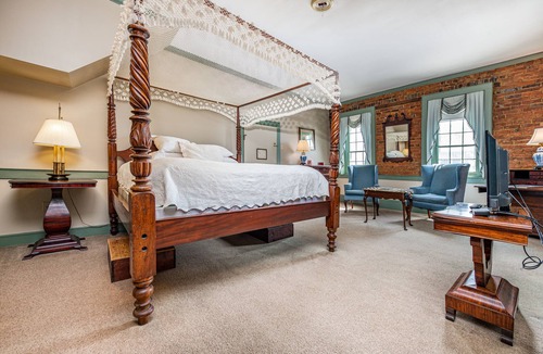 Middletown Hotel | Wayside Inn