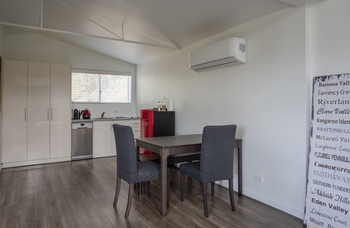 McLaren Flat House | WayWood Wines Vineyard Hideway