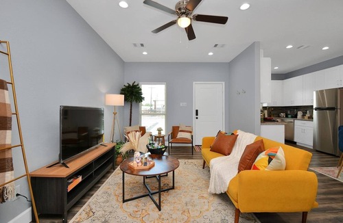 Central Southwest House | WE HAVE POWER!!! Midtown Getaway By Texas Medical Center & Downtown