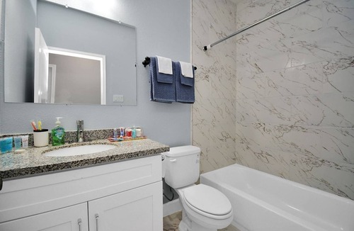 Central Southwest House | WE HAVE POWER!!! Midtown Getaway By Texas Medical Center & Downtown
