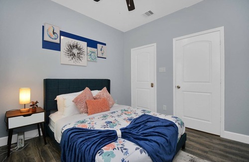 Central Southwest House | WE HAVE POWER!!! Midtown Getaway By Texas Medical Center & Downtown
