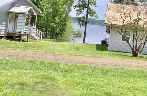 Broaddus House | We invite you to come stay at the Rayburn Retreat on Sam Rayburn Reservoir