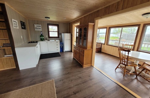 Howe Island Cottage | We invite you to enjoy cozy cottage on Howe Island.