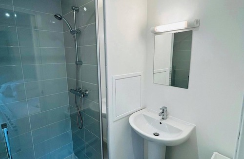 Barbatre Apartment | We Live In R - Suite 101