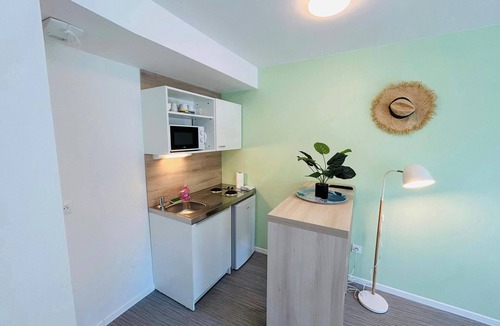 Barbatre Apartment | We Live In R - Suite 102