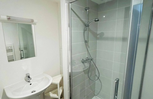 Barbatre Apartment | We Live In R - Suite 102