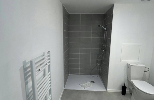 Barbatre Apartment | We Live In R - Suite 103