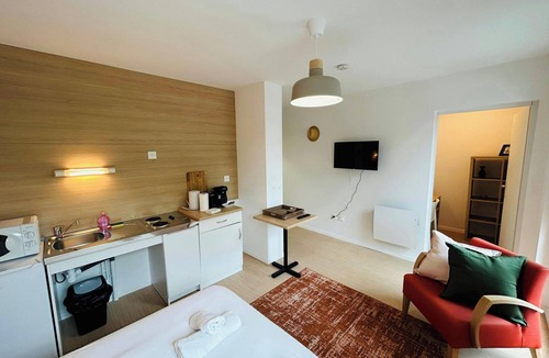 Barbatre Apartment | We Live In R - Suite 103