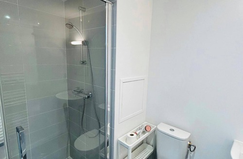 Barbatre Apartment | We Live In R - Suite 201