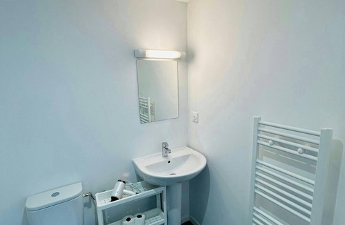 Barbatre Apartment | We Live In R - Suite 301