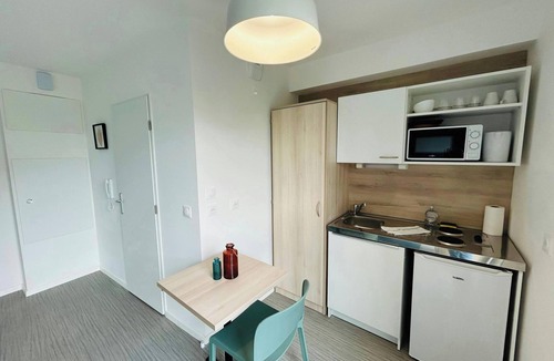 Barbatre Apartment | We Live In R - Suite 301