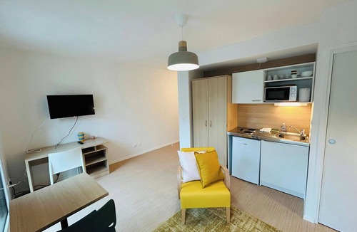 Barbatre Apartment | We Live In R - Suite 302