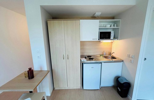 Barbatre Apartment | We Live In R - Suite 302