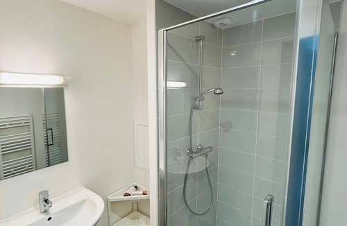 Barbatre Apartment | We Live In R - Suite 303