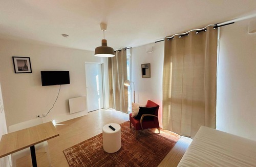 Barbatre Apartment | We Live In R - Suite 304