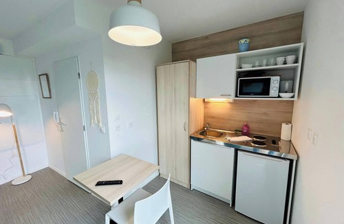 Barbatre Apartment | We Live In R - Suite 401