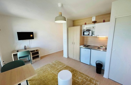 Barbatre Apartment | We Live In R - Suite 402