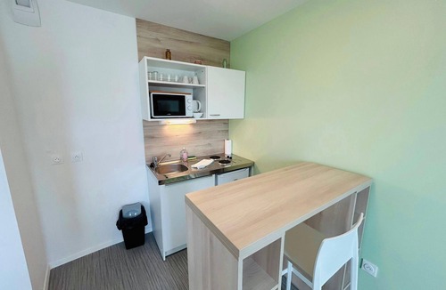 Barbatre Apartment | We Live In R - Suite 403