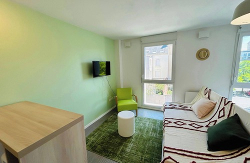 Barbatre Apartment | We Live In R - Suite 403