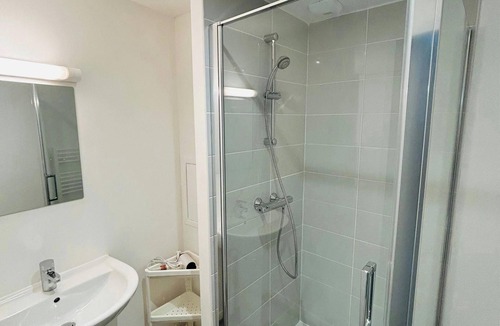 Barbatre Apartment | We Live In R - Suite 403