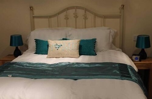 Gwernymynydd Bed & Breakfast | We Three Loggerheads