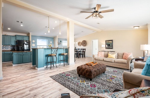 Crystal Beach House | We've Got Your Summer Vibes! Spacious 4BR House+Hot Tub : Fully Stocked & Ready