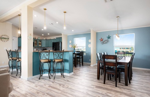 Crystal Beach House | We've Got Your Summer Vibes! Spacious 4BR House+Hot Tub : Fully Stocked & Ready