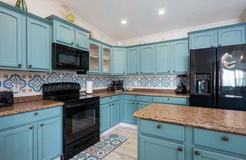 Crystal Beach House | We've Got Your Summer Vibes! Spacious 4BR House+Hot Tub : Fully Stocked & Ready