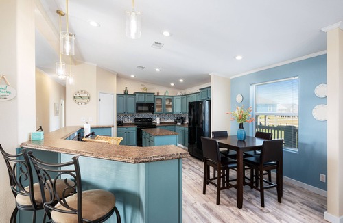Crystal Beach House | We've Got Your Summer Vibes! Spacious 4BR House+Hot Tub : Fully Stocked & Ready