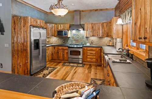 Thompsonville House | Weatherwood - Gorgeous Luxury Cabin with Spa!