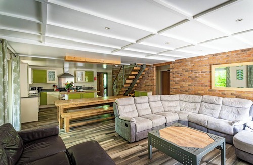 Farley Cabin | Weaver; woodland lodge for 12 with hot tub, log burner, BBQ, near Alton Towers.