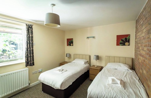 Farley Cabin | Weaver; woodland lodge for 12 with hot tub, log burner, BBQ, near Alton Towers.
