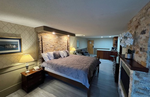 Mayville Hotel | Webb's Year Round Resort