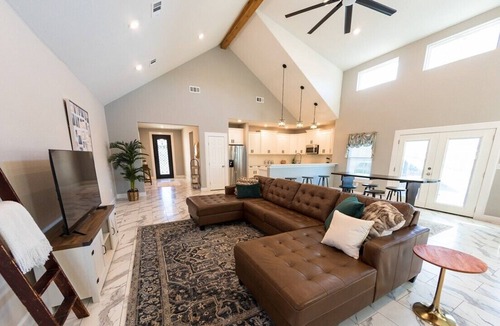 Azle House | Wedding, family reunion, or family getaway! Brand new home minutes to Stockyards