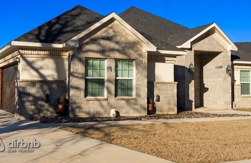 Azle House | Wedding, family reunion, or family getaway! Brand new home minutes to Stockyards