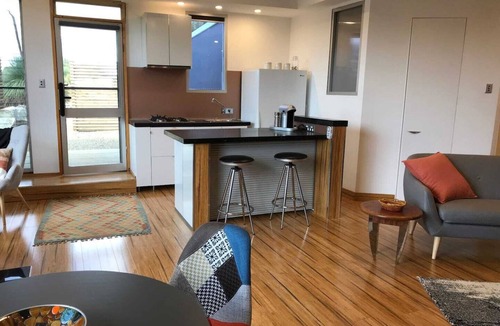 Seddon Bed & Breakfast | Wedgetaildown Accommodation - Into the Wild