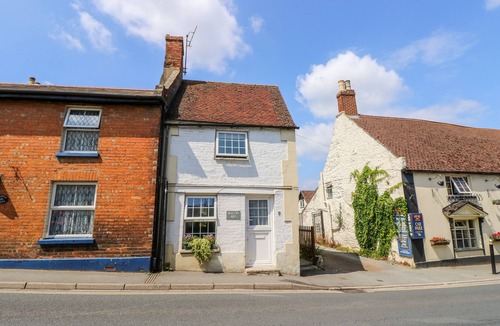 Brading Cottage | WEE COT, pet friendly, character holiday cottage in Brading