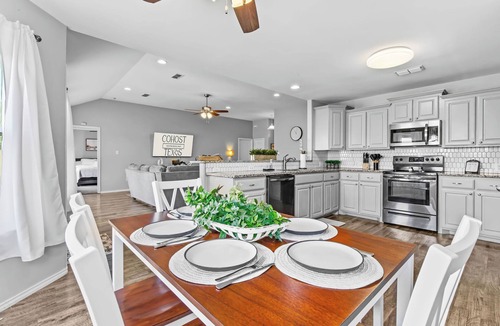 Abilene House | Weekday Spring Deals ~ Near Dyess ~Pets OK~ Sleeps 8 ~ 5 Stars ~Spacious ~ Clean