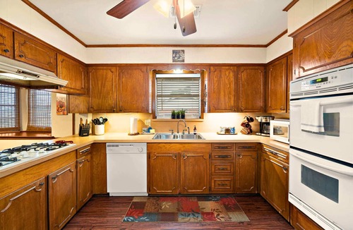 Baytown House | Weekend Escape Cabin:3BR+Sunroom +Games+Views