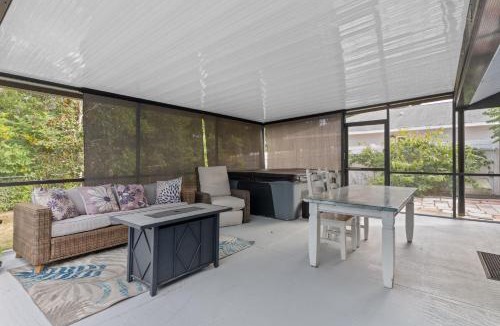 Spring Hill House | Weeki Wachee Heated Pool Mermaid Retreat