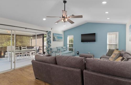 Spring Hill House | Weeki Wachee Heated Pool Mermaid Retreat