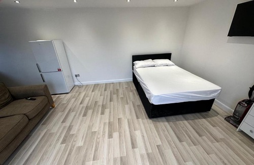 Cranleigh Apartment | Weeping Willows Annex Lodge