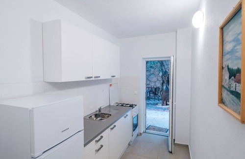 Promajna Apartment | Weiße Idylle auf dem blauen Meer by Interhome