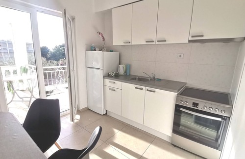 Promajna Apartment | Weiße Idylle auf dem blauen Meer by Interhome
