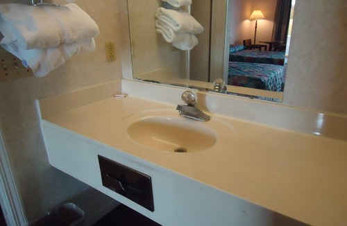 Hamptonville Hotel | Welborn Motel