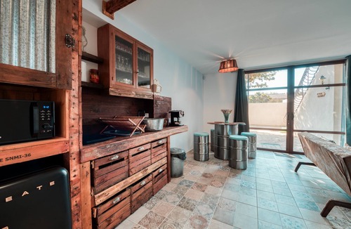 Entraigues-sur-la-Sorgue Apartment | Welcome to "La Remise en Forme". A unique place to relax!