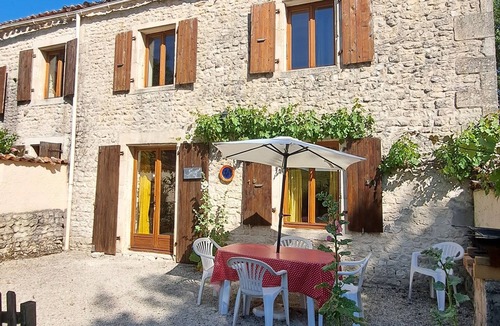 Saint-Pierre-de-Juillers Cottage | 🌿 Welcome to Vierge Garden Cottage at Les Vallaies ☀️🍷