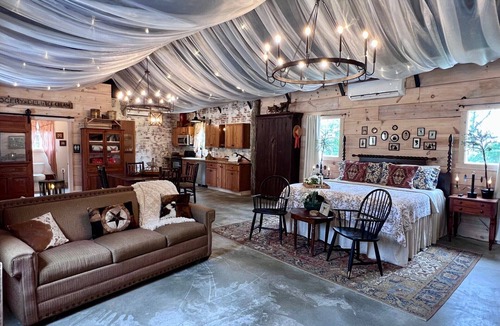 Forsyth Cabin | "Welcome Haus" Guest House-15 minutes from Branson