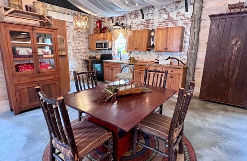 Forsyth Cabin | "Welcome Haus" Guest House-15 minutes from Branson